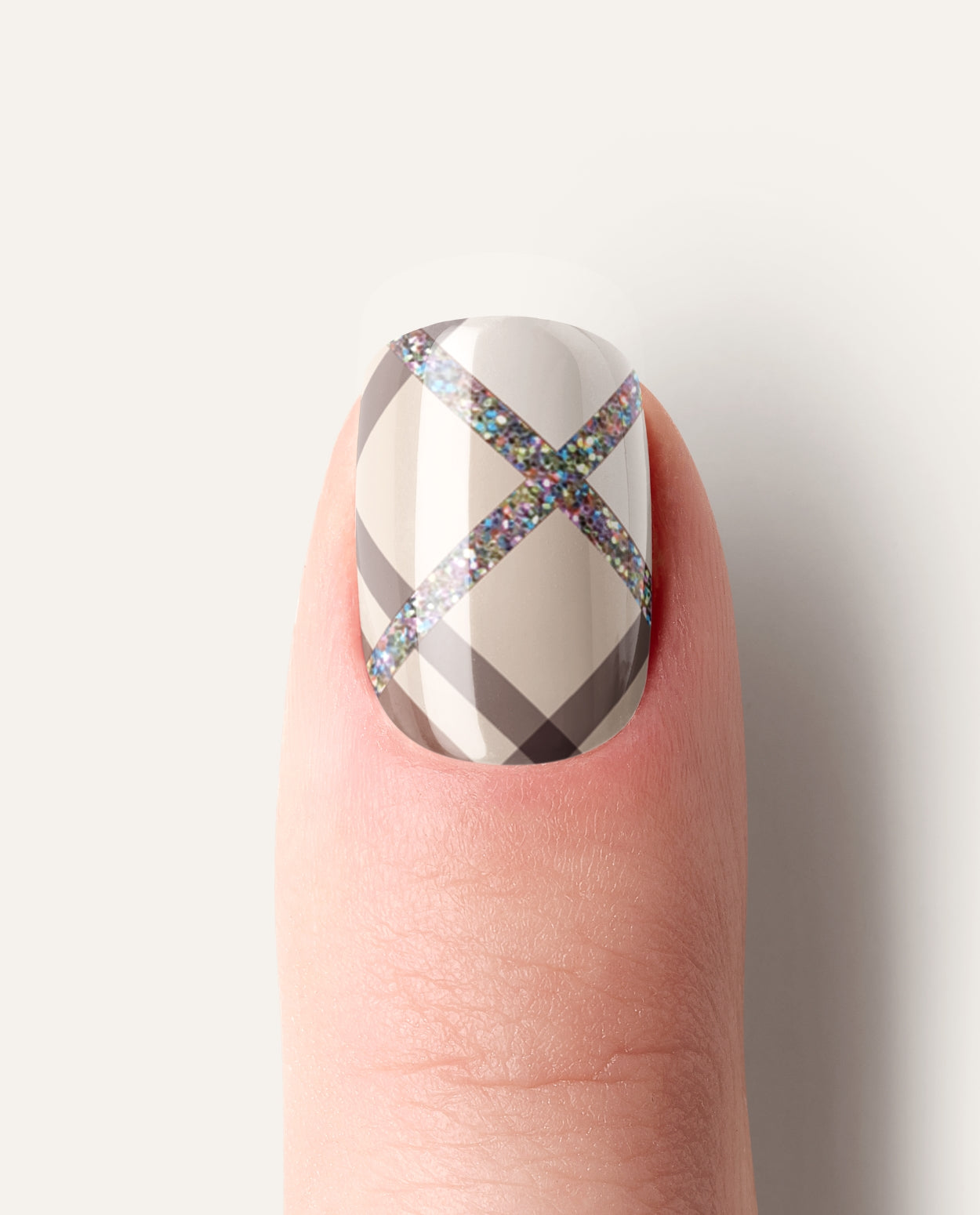 Nailpolish Wraps Cappuccino Plaid – Nägel im trendigen Karomuster mit Glitzerstreifen, stylischer Herbstlook.