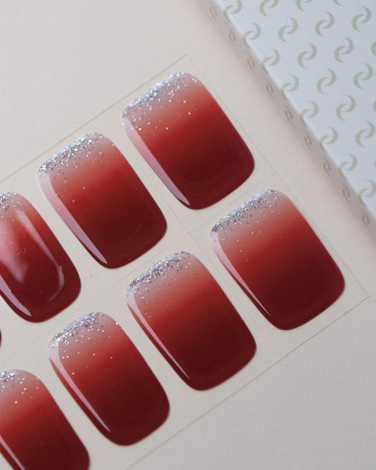 Cherry Wine UV Gel Wraps auf dem Designbogen mit kirschrotem Farbverlauf, sanften Übergängen und feinem Glitzerschimmer.