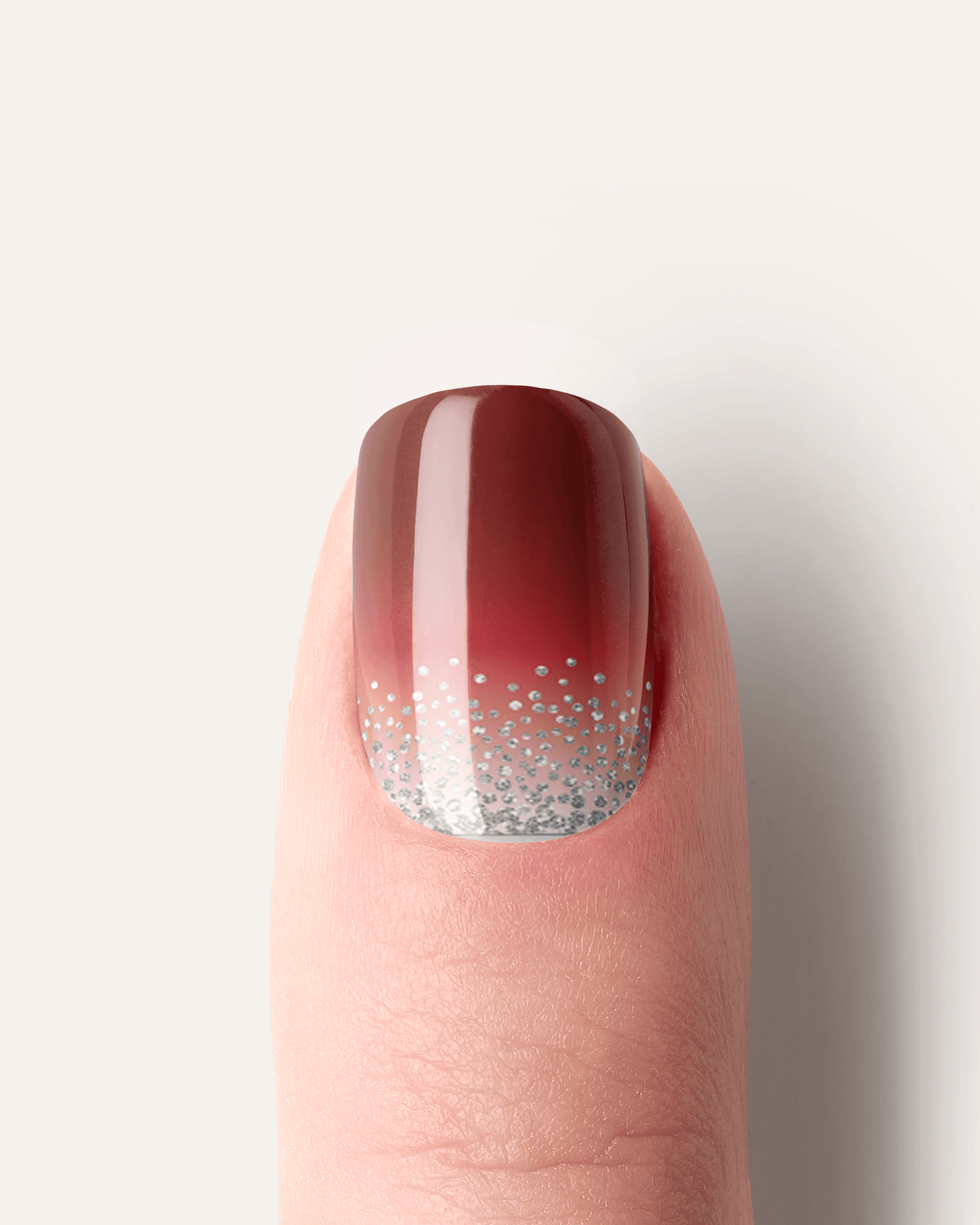 Detailaufnahme der Cherry Wine UV Gel Wraps mit kirschrotem Farbverlauf, natürlichem Nagelbett und feinen Glitzerpartikeln.