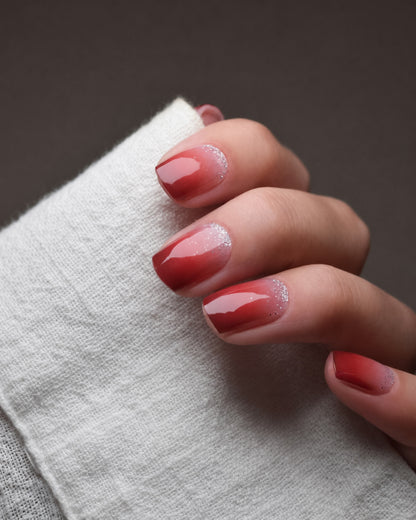 Cherry Wine UV Gel Wraps mit kirschrotem Farbverlauf, zartem Nagelbett und feinen Glitzerakzenten auf den Fingernägeln.