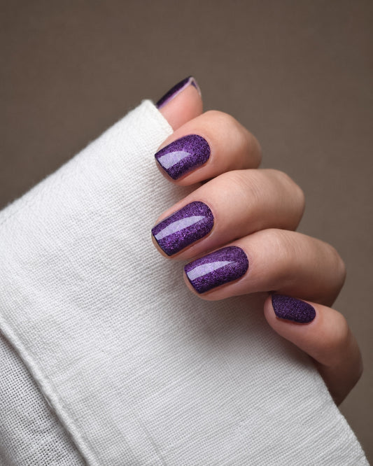 Cosmic Dust Cat Eye UV Gel Wraps in intensivem Violett mit magnetischem Schimmer auf den Fingernägeln.