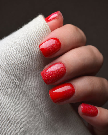 Diamond Dust Nailpolish Wraps auf den Fingern getragen – transparentes Design mit irisierendem Silber-, Blau- und Roséglitzer.