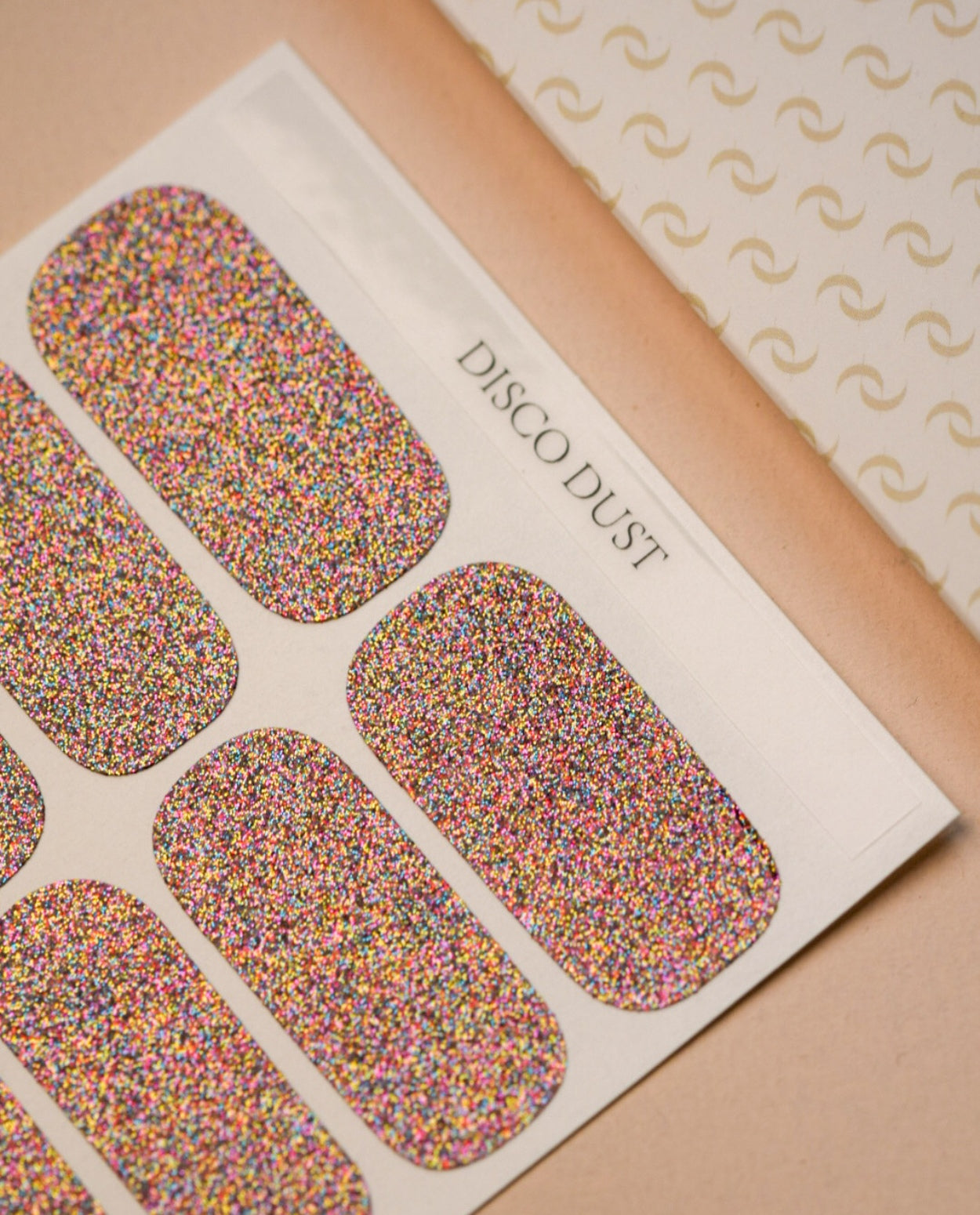 Nailpolish Wraps Disco Dust – glitzernde Nailwraps mit Glanz - bunter Holo Glitzer Effekt auf den Nail Wraps - Detailansicht der Nail Wraps