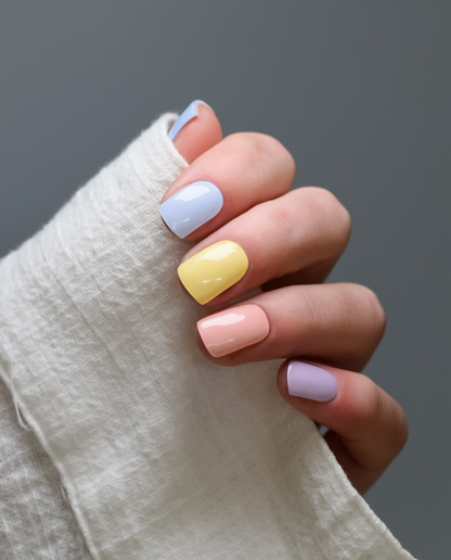 Nahaufnahme der Dreamy Sorbet UV Gel Wraps in Rosa, Flieder, Blau, Mint und Gelb.