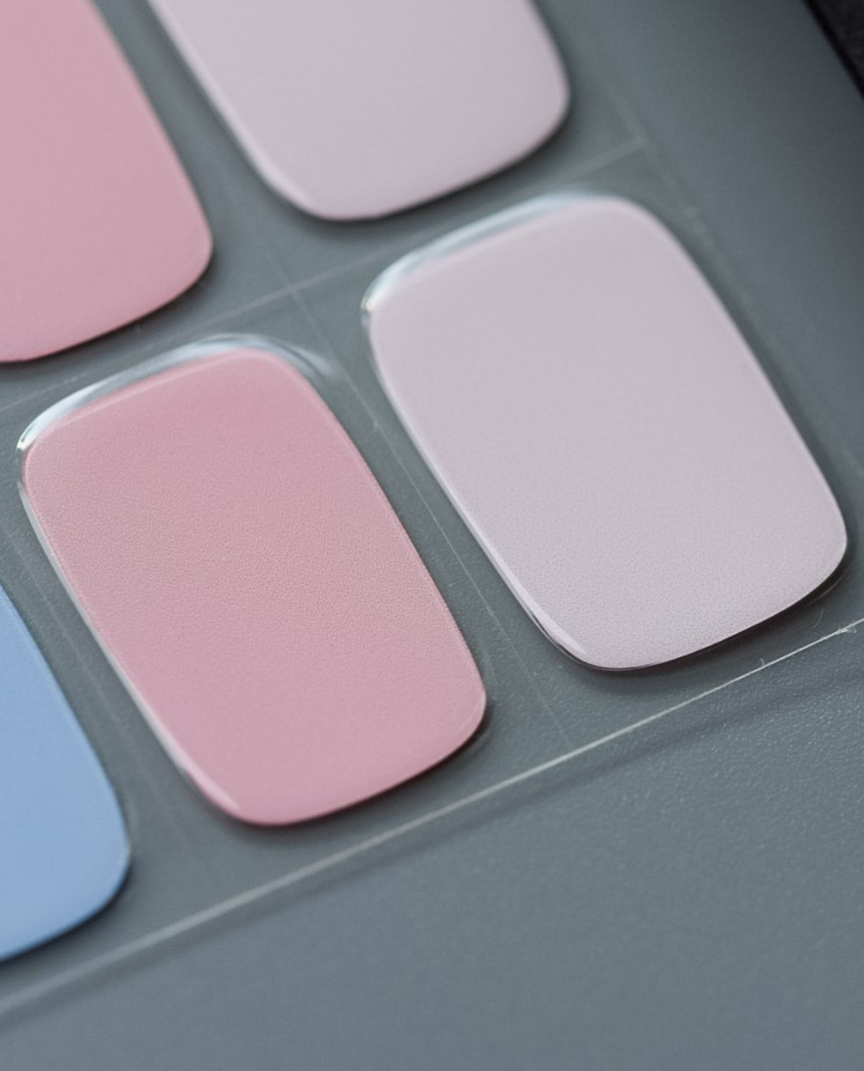 Dreamy Sorbet UV Gel Wraps von Die Nageltante in sanften Sorbetfarben neben der Produktverpackung.