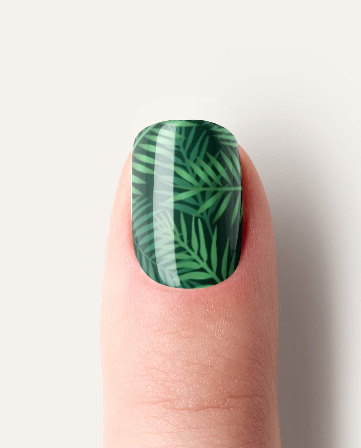 Nailpolish Wrap Dschungelrausch – sattes Grün mit tropischem Blatt-Design und metallischen Akzenten.
