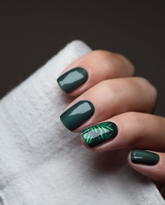 Dschungelrausch Nailpolish Wraps – tiefgrüne Nagelfolien mit Palmblatt-Muster, tropischer Look von Die Nageltante“