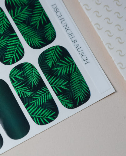 Dschungelrausch Nailpolish Wraps – Produktfoto mit grünem Blatt-Design auf dunklem Hintergrund
