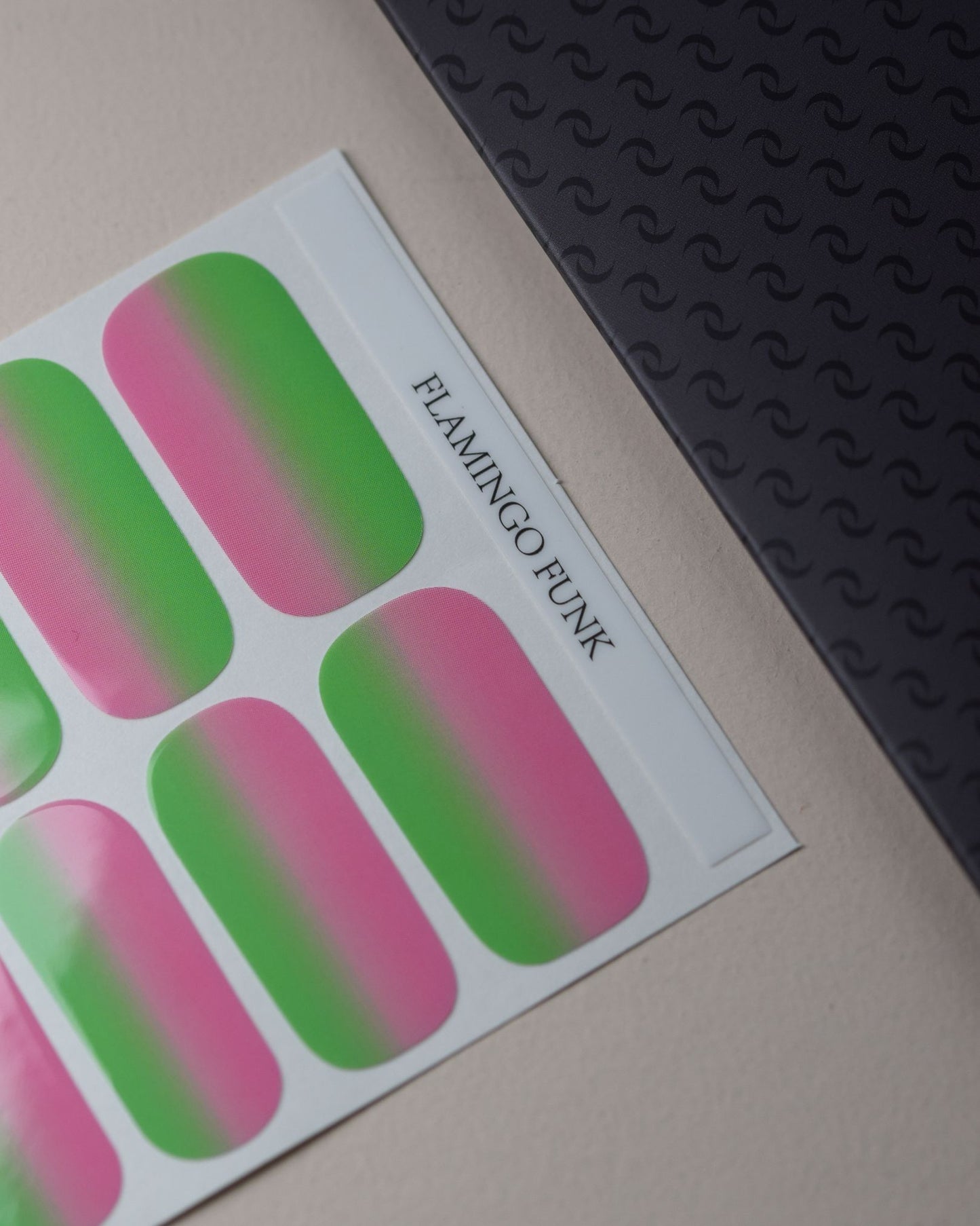 Flamingo Funk Nailpolish Wraps als kompletter Folienbogen mit 20 selbstklebenden Nagelfolien in verschiedenen Größen.