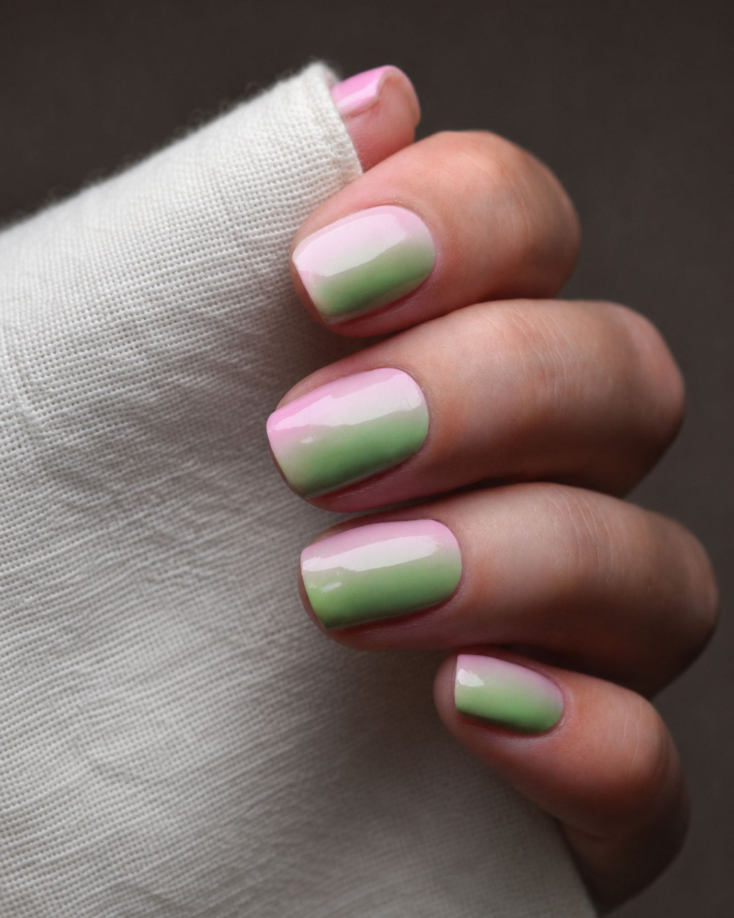 Flamingo Funk Nailpolish Wraps auf den Fingern getragen – farbenfrohes Design in Neonpink und Limettengrün mit glänzendem Finish.