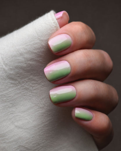 Flamingo Funk Nailpolish Wraps auf den Fingern getragen – farbenfrohes Design in Neonpink und Limettengrün mit glänzendem Finish.