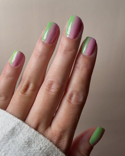 Flamingo Funk Nailpolish Wraps auf den Fingern getragen – farbenfrohes Design in Neonpink und Limettengrün mit glänzendem Finish.