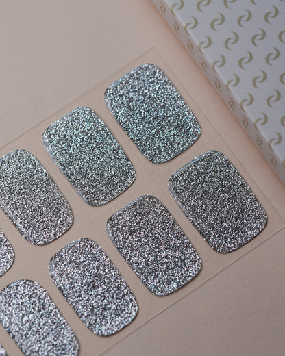 Frosted Silver UV Gel Wraps auf dem Designbogen mit silbernem Glitzer und frostigem Schimmer.