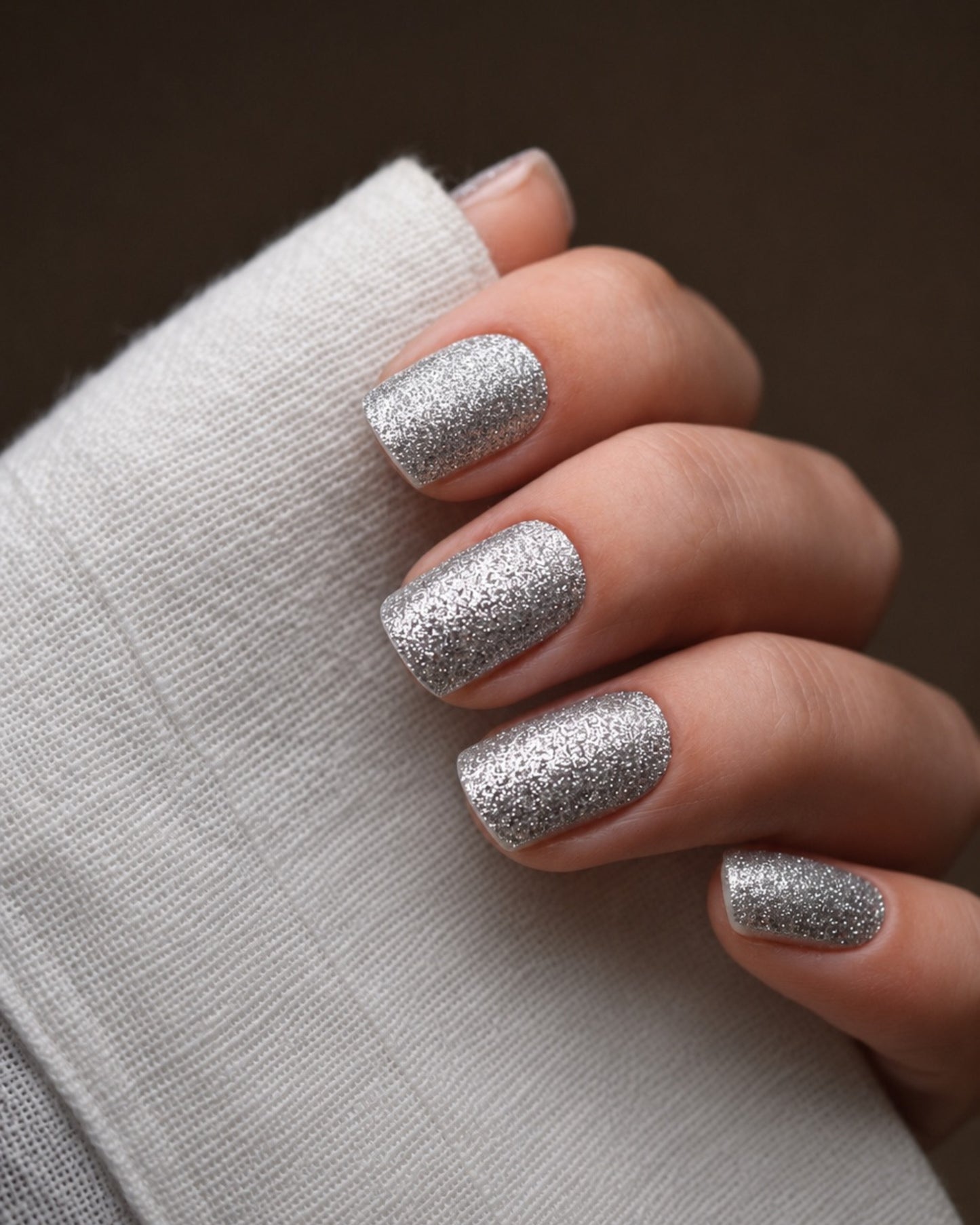 Frosted Silver UV Gel Wraps mit intensivem Silberglitzer und funkelndem Frost-Effekt auf den Fingernägeln.