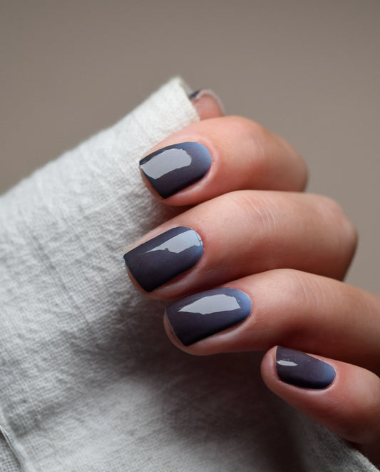Frostmond Nailpolish Wraps – vertikales Ombré in Nachtblau und Grau mit kühlem Glanz.
