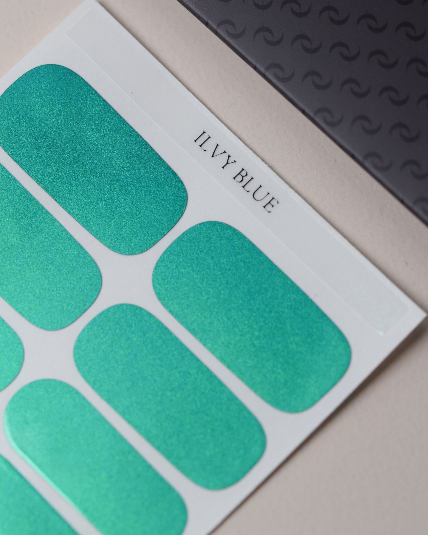 Ilvy Blue Nailpolish Wraps als kompletter Folienbogen mit 20 selbstklebenden Nagelfolien in verschiedenen Größen.