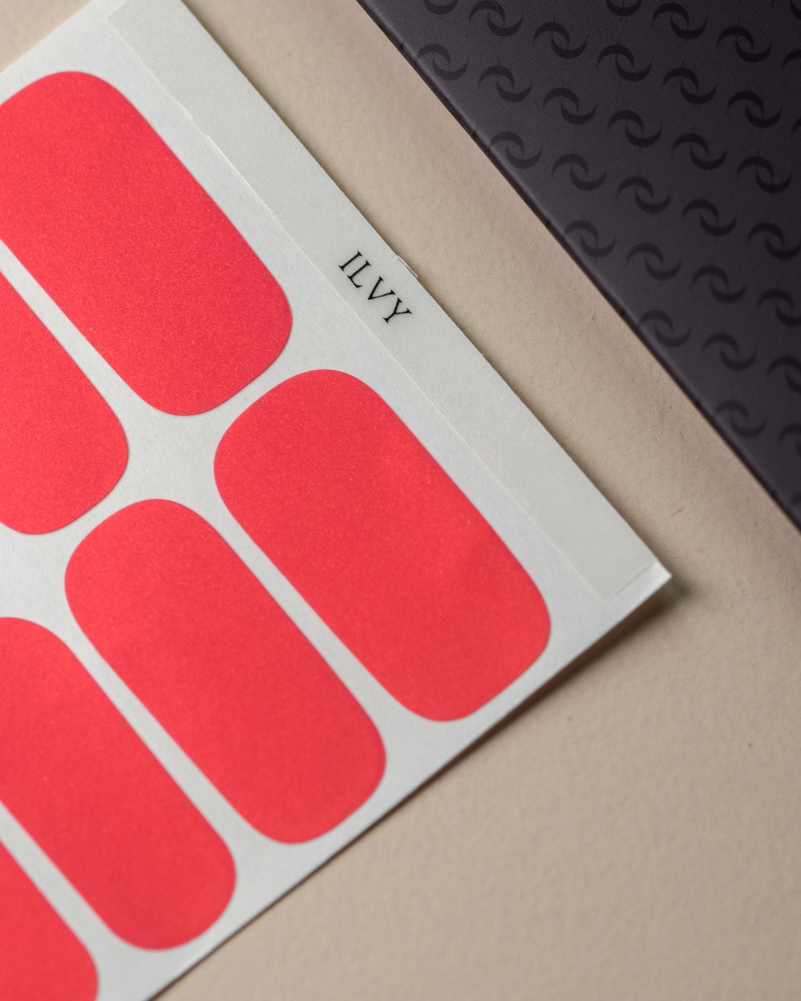 Ilvy Nailpolish Wraps als kompletter Folienbogen mit 20 selbstklebenden Nagelfolien in verschiedenen Größen.