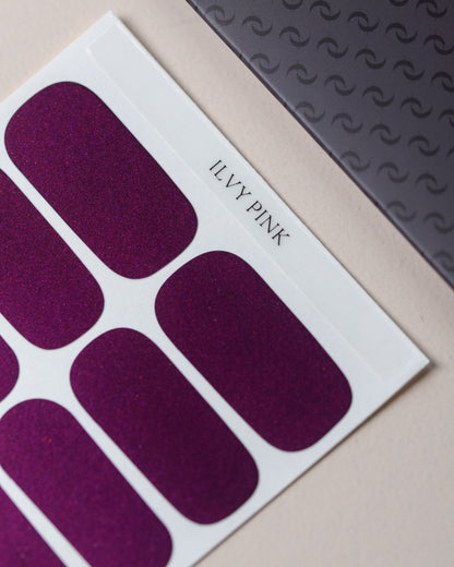 Ilvy Pink Nailpolish Wraps als kompletter Folienbogen mit 20 selbstklebenden Nagelfolien in verschiedenen Größen.