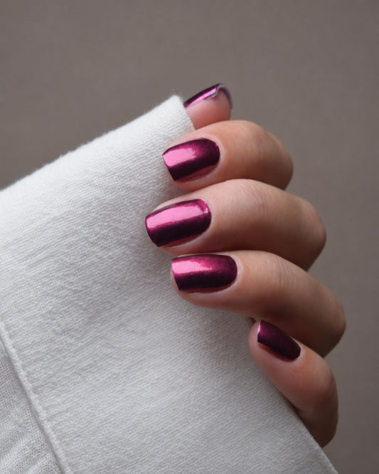 Ilvy Pink Nailpolish Wraps auf den Fingern getragen – Chrome-Design mit faszinierendem Farbwechsel zwischen Beerenton, Pink und Violett.