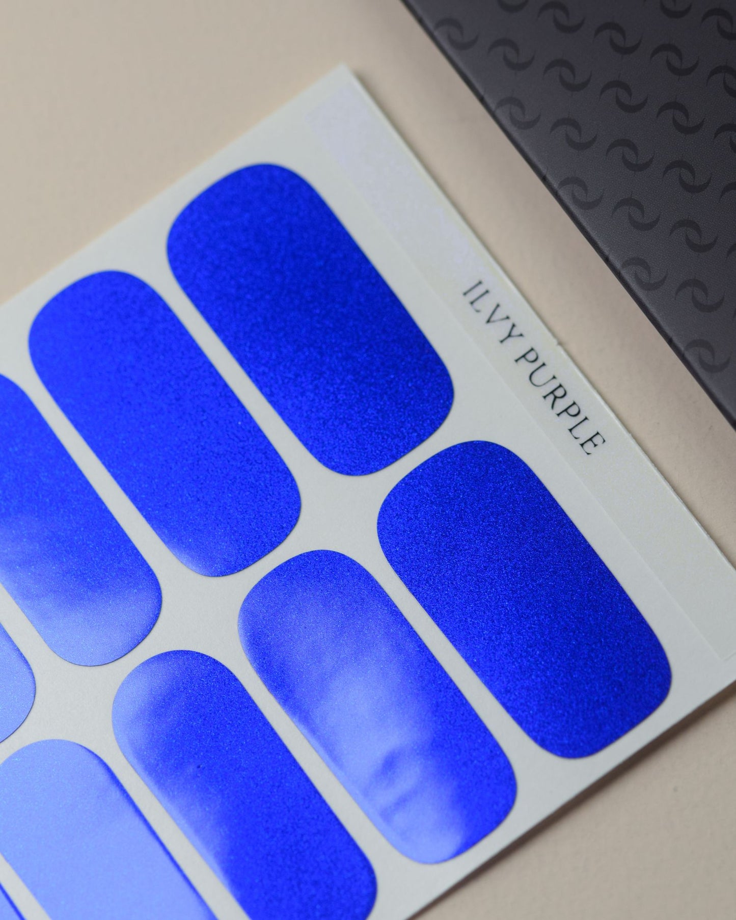 Ilvy Purple Nailpolish Wraps als kompletter Folienbogen mit 20 selbstklebenden Nagelfolien in verschiedenen Größen.