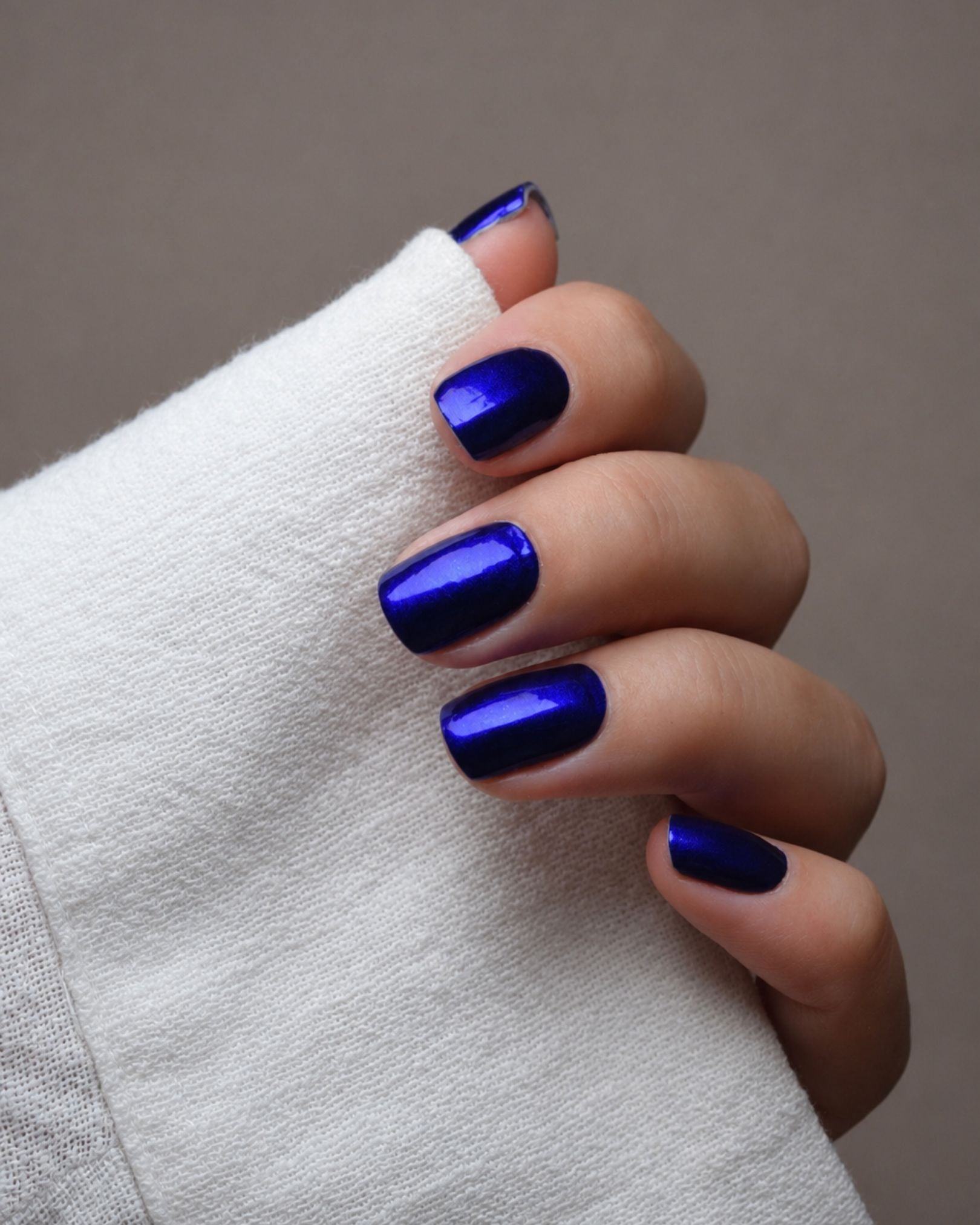 Ilvy Purple Nailpolish Wraps auf den Fingern getragen – Chrome-Design mit faszinierendem Farbwechsel zwischen Royalblau, Violett und Lilatönen.