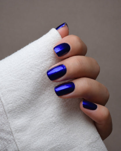 Ilvy Purple Nailpolish Wraps auf den Fingern getragen – Chrome-Design mit faszinierendem Farbwechsel zwischen Royalblau, Violett und Lilatönen.
