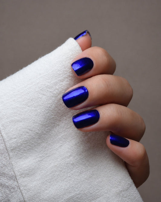 Ilvy Purple Nailpolish Wraps auf den Fingern getragen – Chrome-Design mit faszinierendem Farbwechsel zwischen Royalblau, Violett und Lilatönen.