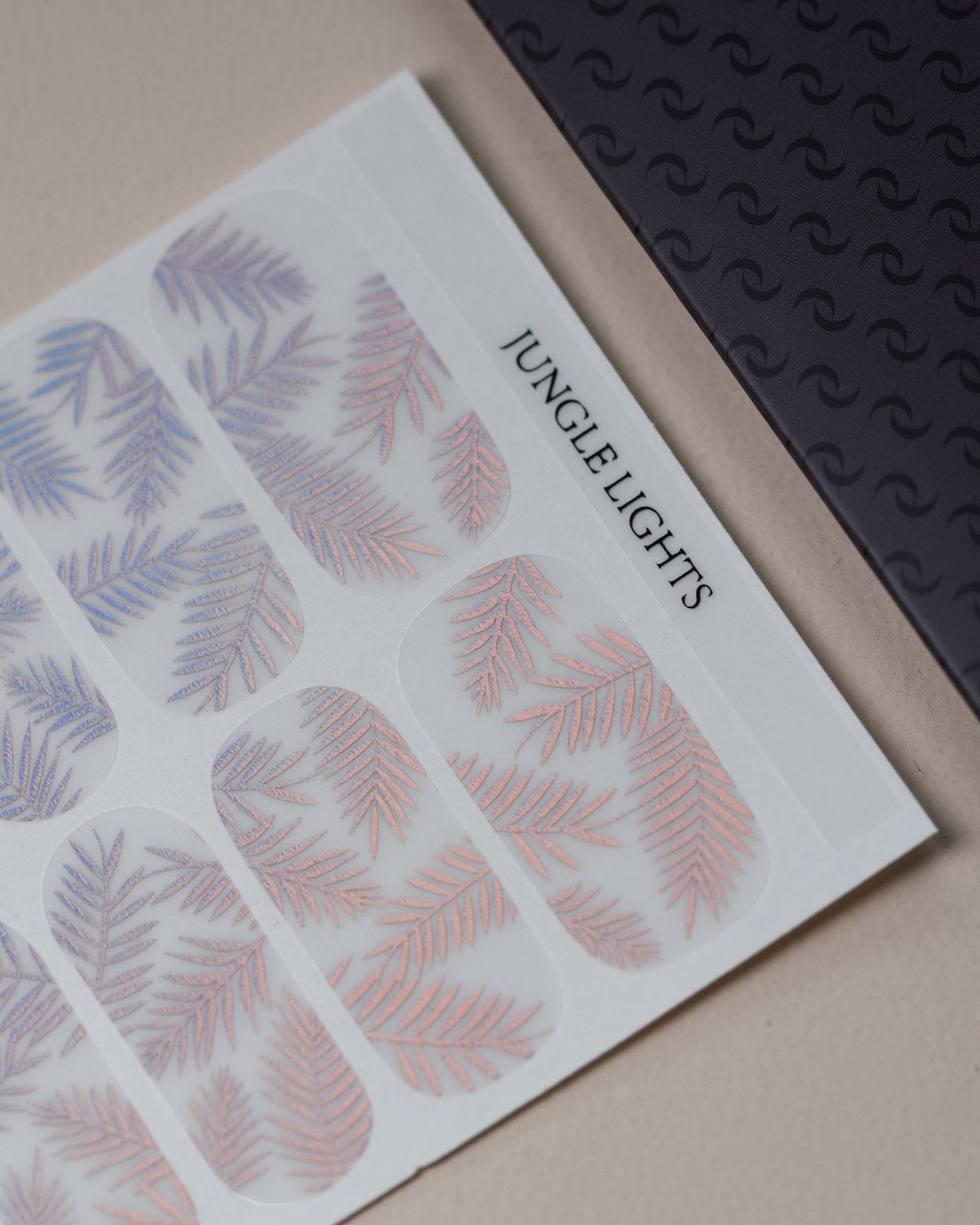 Jungle Lights Nailpolish Wraps als kompletter Folienbogen mit 20 selbstklebenden Nagelfolien in verschiedenen Größen.