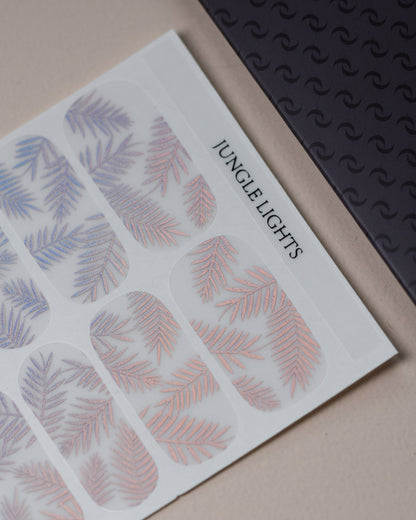 Jungle Lights Nailpolish Wraps als kompletter Folienbogen mit 20 selbstklebenden Nagelfolien in verschiedenen Größen.