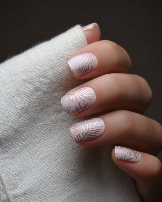 Jungle Lights Nailpolish Wraps auf den Fingern getragen – transparentes Design mit filigranen Palmenblättern und dezentem Holo-Effekt.