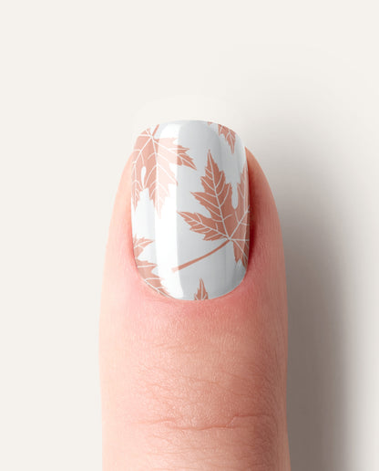 Nailpolish Wraps Kiss of Maple Roségold – transparente Nailwraps mit Ahornblättern in Rosegold -  Maniküreergebnis