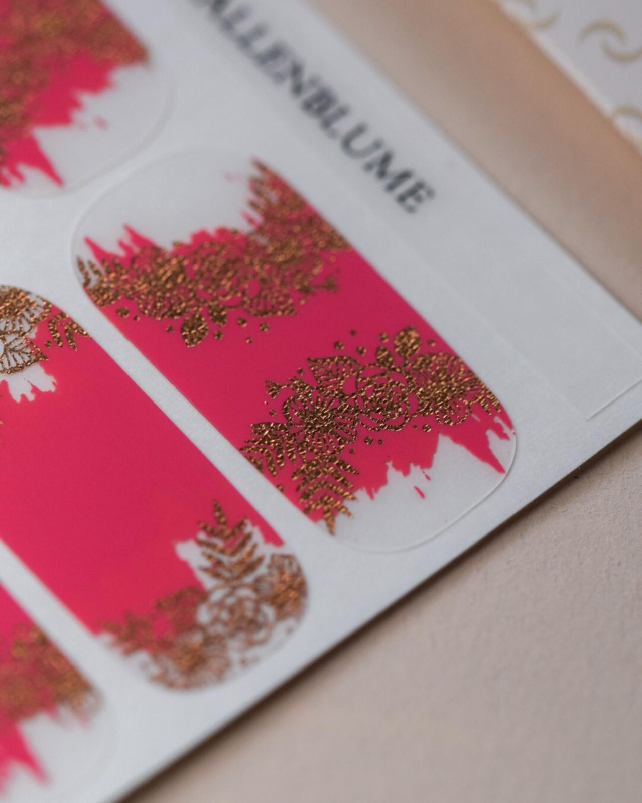 Nailpolish Wraps Korallenblume - glänzende Nailwraps Nahaufnahme