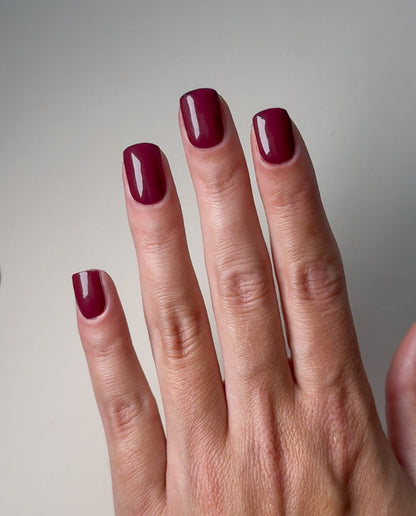 UV Gel Wraps Laubkönig – rote Nailwraps mit Glanz - Maniküre Ergebnis