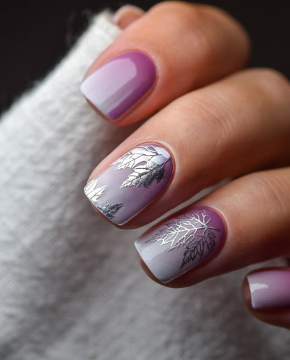 Hand mit Nailpolish Wraps Let’s Get Cozy – Rosé-Lila Ombre kombiniert mit silbernem Glitzer-Design.