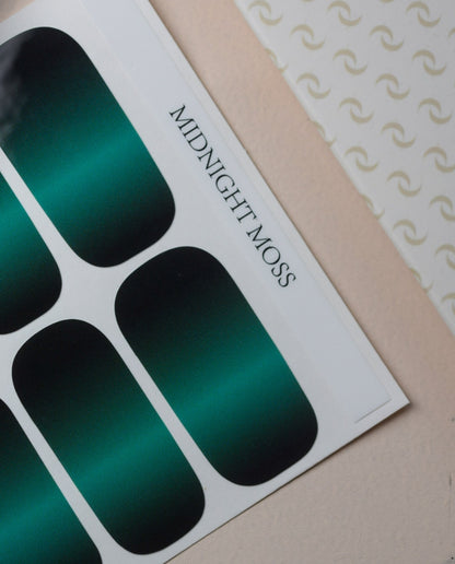 Midnight Green Nailpolish Wraps – selbstklebende Nagelfolien in Dunkelgrün.