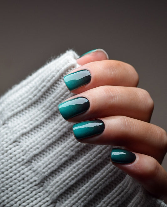 Bogen mit Nailpolish Wraps Midnight Moss – 20 Wraps im dunkelgrünen Ombre-Design.