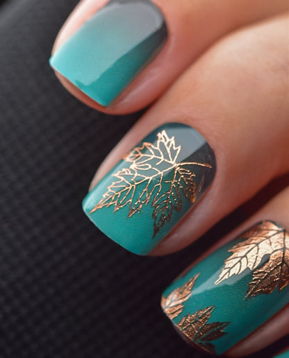 Komplette Maniküre mit Midnight Green Nailpolish Wraps und goldenem Akzent-Design.