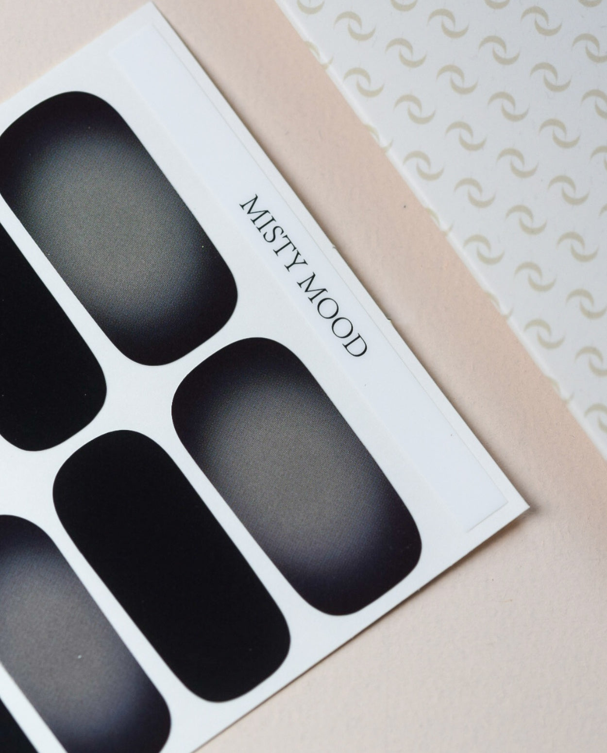 Misty Mood Nailpolish Wraps – Folien mit grauschwarzem Ombre-Effekt und mattem Look auf Trägerfolie.