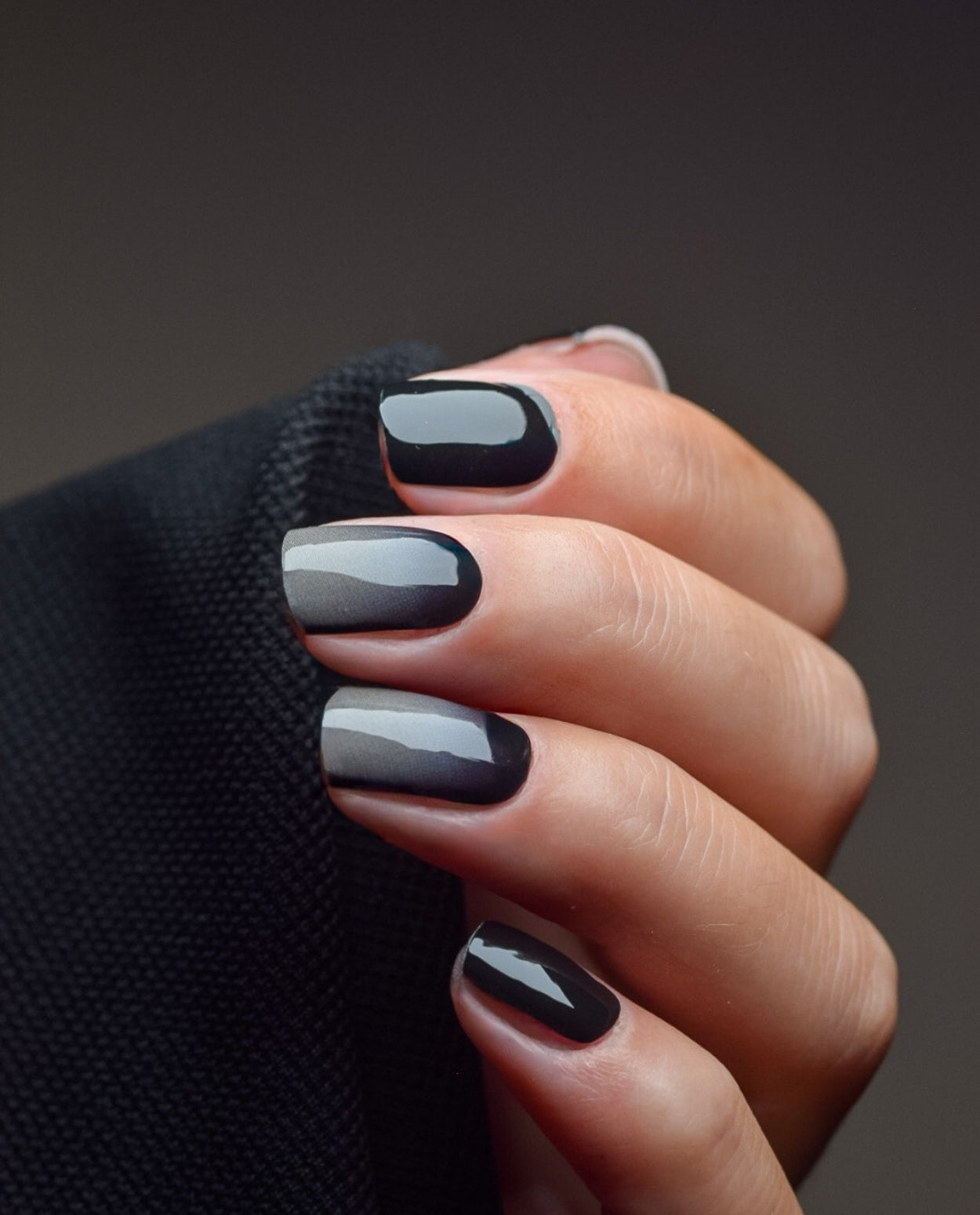 Bogen mit Nailpolish Wraps Misty Mood – 20 Wraps im rauchigen Ombre-Design von Grau zu Schwarz.