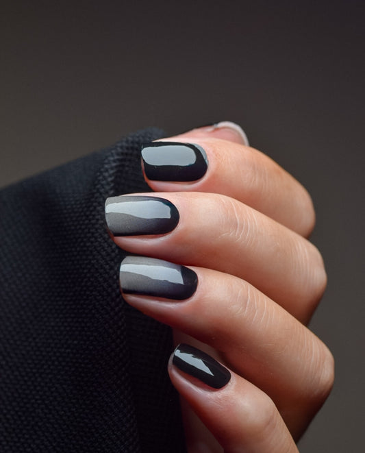 Bogen mit Nailpolish Wraps Misty Mood – 20 Wraps im rauchigen Ombre-Design von Grau zu Schwarz.