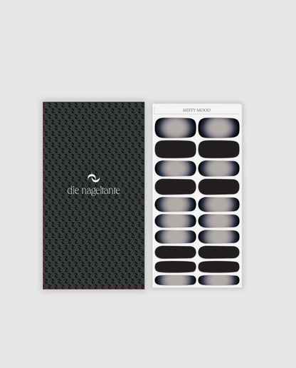 Bogen mit Nailpolish Wraps Misty Mood – 20 Wraps im rauchigen Ombre-Design von Grau zu Schwarz.