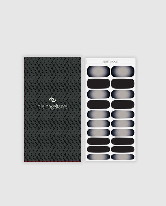 Bogen mit Nailpolish Wraps Misty Mood – 20 Wraps im rauchigen Ombre-Design von Grau zu Schwarz.