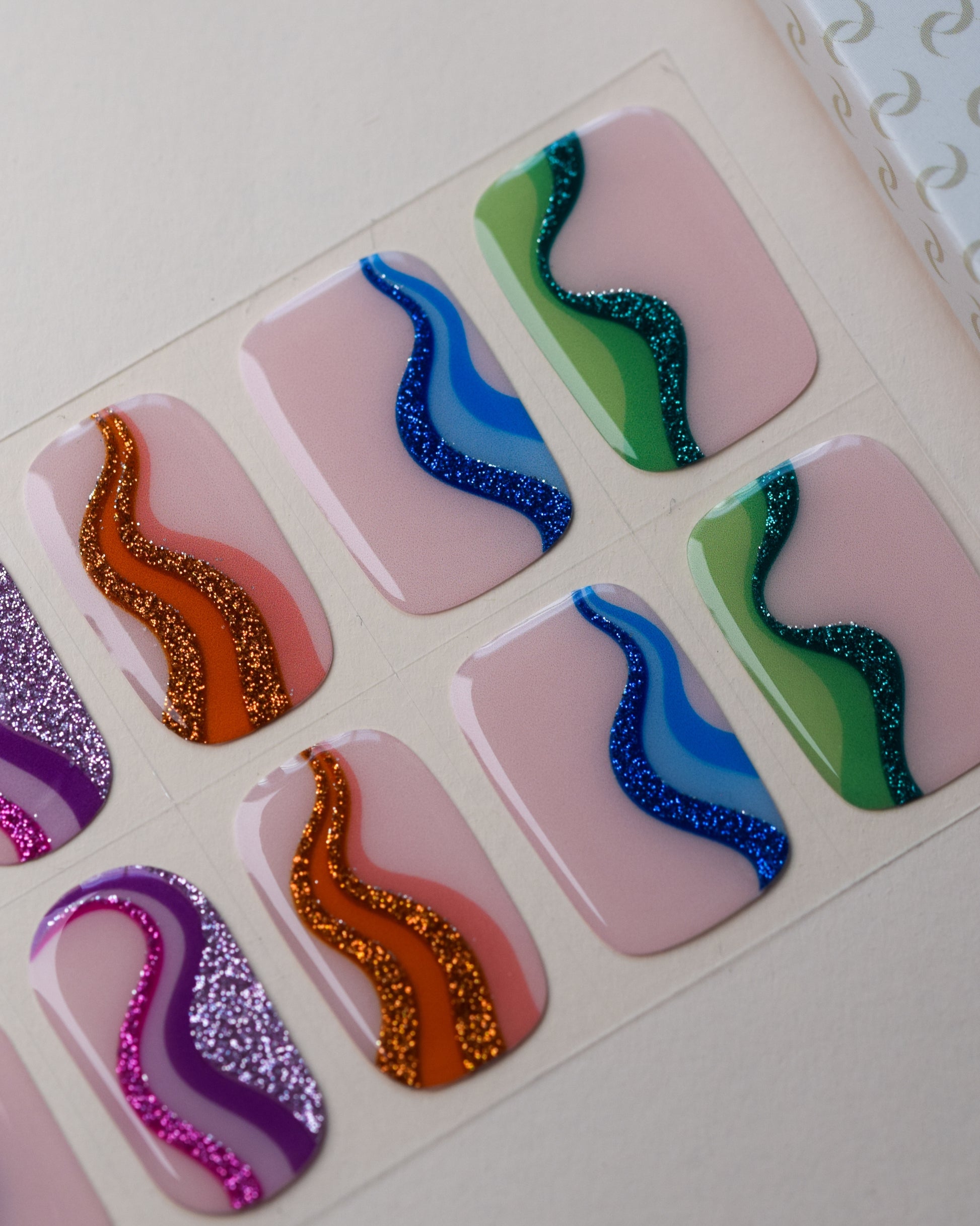 Mood Swing UV Gel Wraps auf dem Designbogen mit geschwungenen Linien in verschiedenen kräftigen Farben.