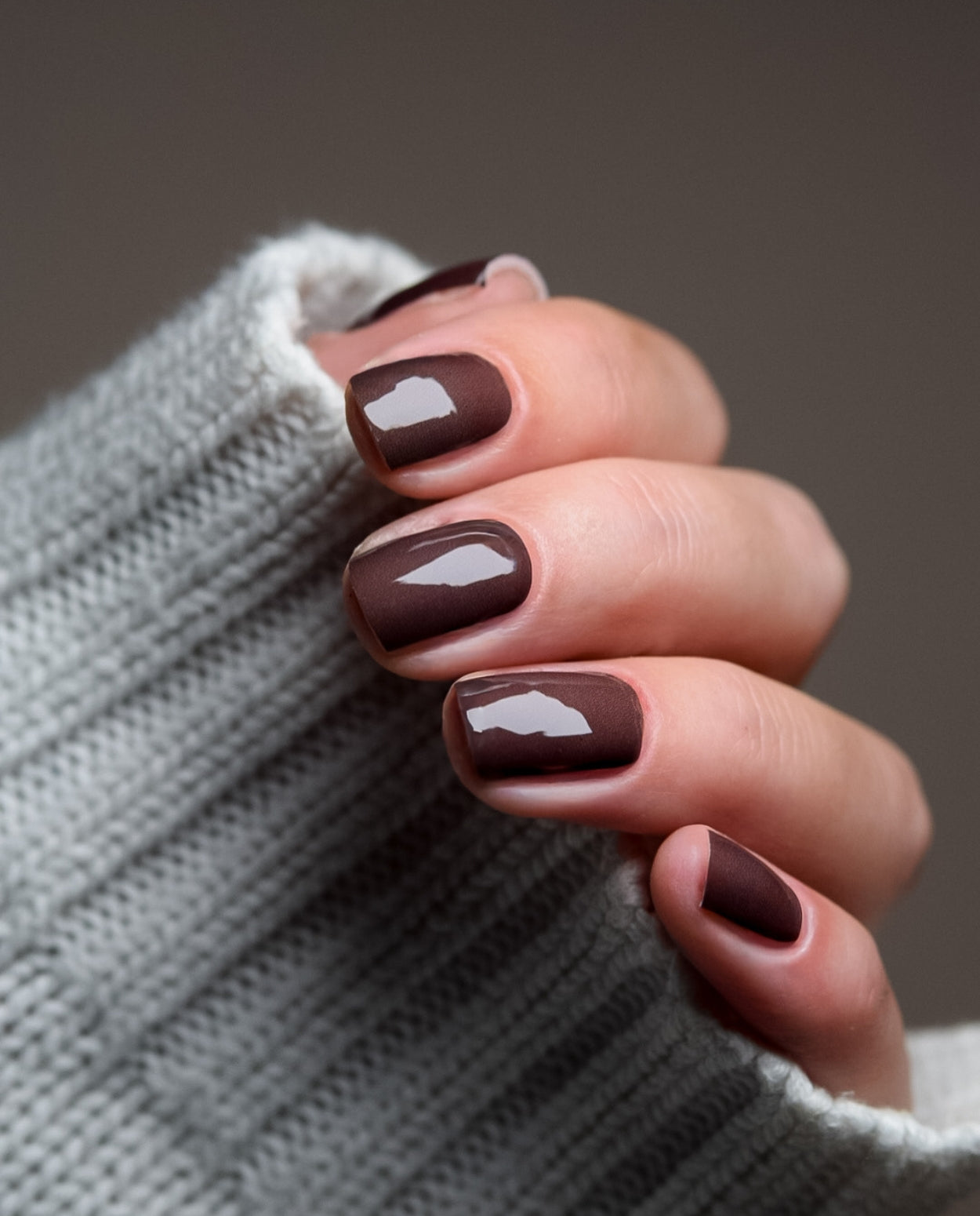 Nevio Chocolate Chime Nailpolish Wraps – vertikales Ombré in dunklem Schokoladenbraun.
