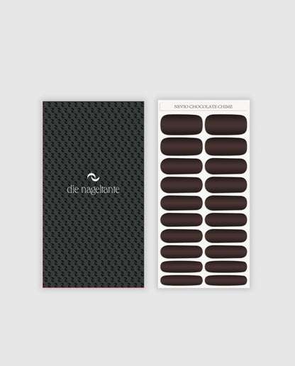 Nahaufnahme der Nailpolish Wraps Nevio Chocolate Chime – tiefes Braun mit sanftem Glanz.
