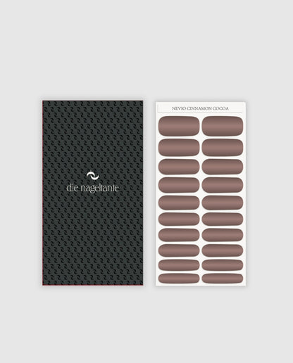 Nahaufnahme der Nailpolish Wraps Nevio Cinnamon Cocoa – edles Braun mit feinem Glanz.
