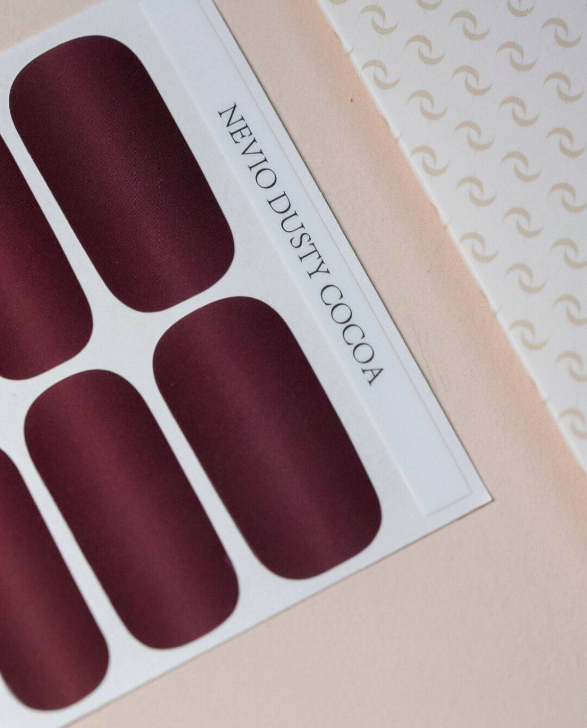 Nevio Dusty Cocoa Nailpolish Wraps – Produktfoto mit mattem braun-mauvigem Design auf Karte