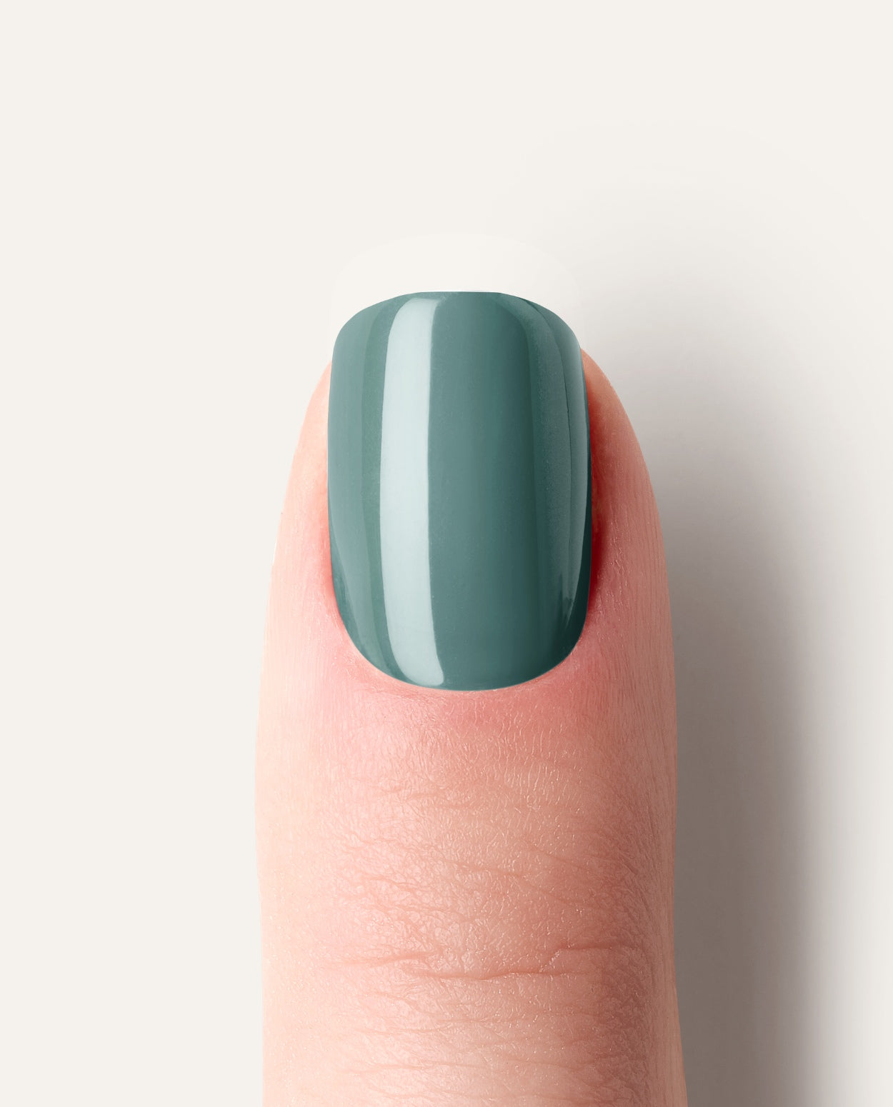 Detailaufnahme eines einzelnen Nagels mit dem Design Nevio Dusty Pine – gedecktes Tannengrün im Dusty-Look.