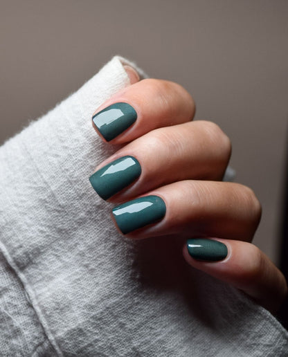 Nevio Dusty Pine Nailpolish Wraps – mattes rauchgrünes Design in edlem Tannenton, natürliche Eleganz von Die Nageltante