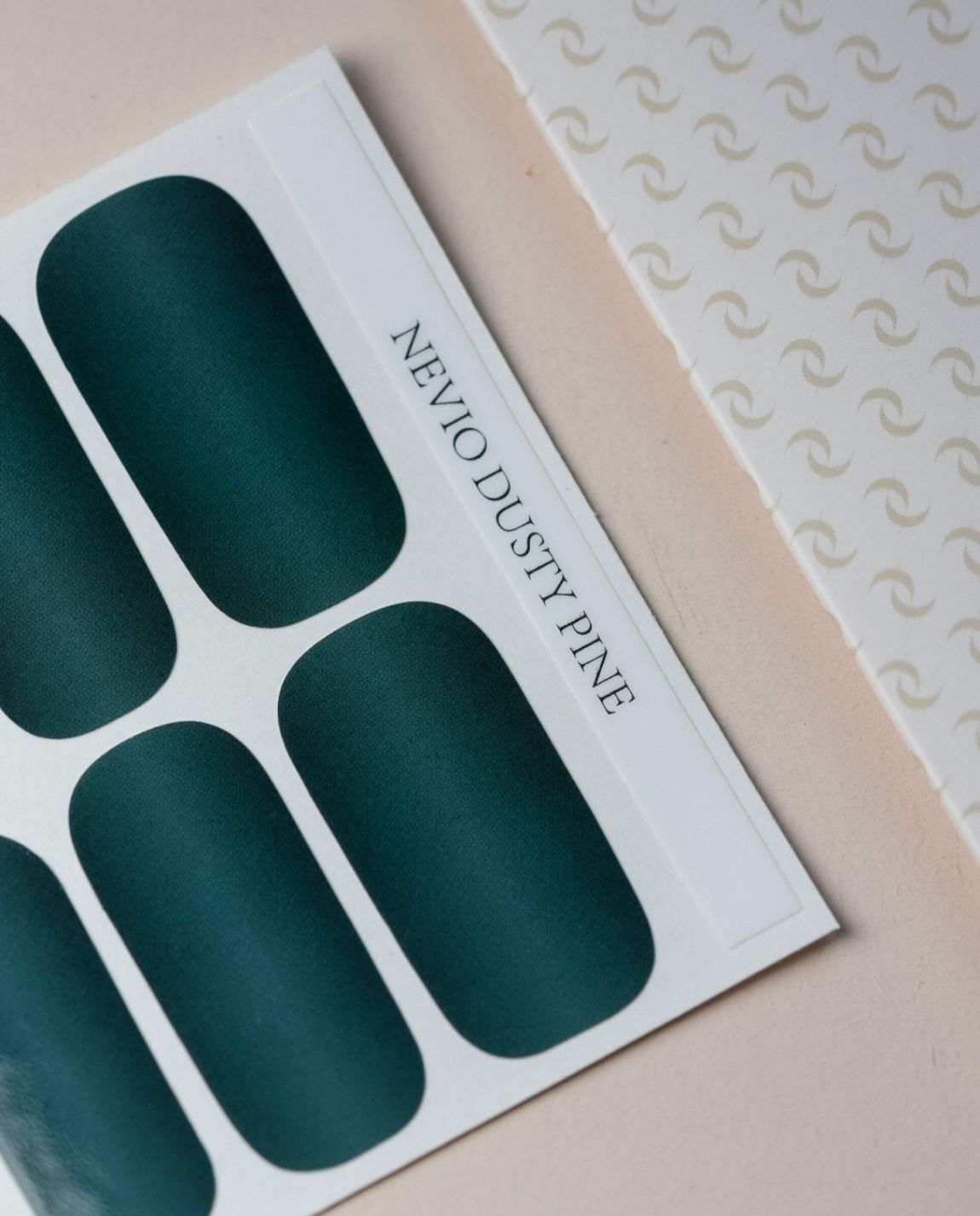 Nevio Dusty Pine Nailpolish Wraps – Produktfoto mit mattem grünem Finish auf Karte